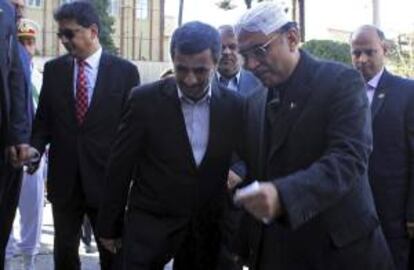 El presidente iraní Mahmud Ahmadineyad (c), da la bienvenida a su homólogo paquistaní, Asif Ali Zardari (d), en las afueras de la oficina presidencial de Teherán, Irán. EFE/Archivo