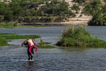 Aunque la escena de migrantes cruzando el Río Bravo se repite todos los días en la frontera de México y Estados Unidos, la dura imagen de un joven venezolando cargando a la anciana ha impactado por su crudeza.