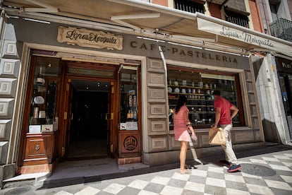 Entrada a la cafetería López Mezquita, uno de los lugares que frecuenta Luis Rubiales en Granada, el 6 de septiembre.