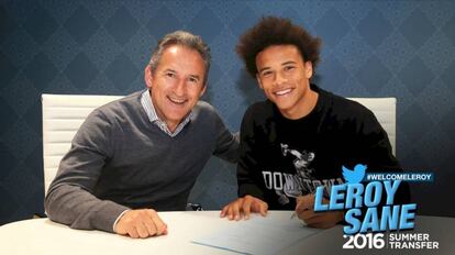 Leroy Sane (d) firma su contrato con el City junto a Txiki Begiristain.