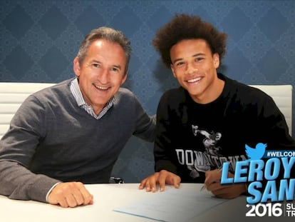 Leroy Sane (d) firma su contrato con el City junto a Txiki Begiristain.