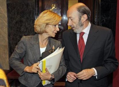 La vicepresidenta Elena Salgado y el ministro Alfredo Pérez Rubalcaba, en el Congreso.