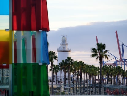 El Centre Pompidou, en el Muelle Uno, y la torre de La Farola, en el puerto de Málaga.