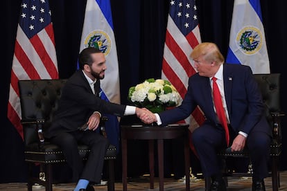 Nayik Bukele y Donald Trump, durante una reunión en la Embajada de Estados Unidos en El Salvador.