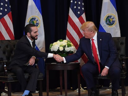 Nayik Bukele y Donald Trump, durante una reunión en la Embajada de Estados Unidos en El Salvador.