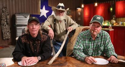 Michael Patrick (a la derecha), junto a sus dos compañeros en su próximo programa de televisión.