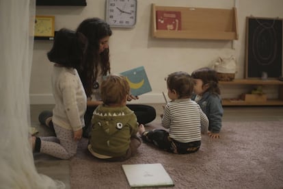 Una de las docentes de Tartaruga lee un cuento a varios niños en una fotografía cedida. 