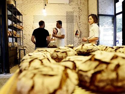 Si usted ve una cola en la parte alta de la calle de Conde Duque no se asuste, no es la del paro. Tampoco regalan nada. De hecho, venden algo: pan. Pan casero, elaborado artesanalmente y a partir de masa madre por Javier Marca y su equipo. En poco más de un año, este horno ha logrado reunir a un ejército de feligreses. Tan leal que el sábado si quiere hacerse con una hogaza es mejor que la reserve. Organizan seminarios y acogen periódicamente a la Cofradía del Santo Bocata.<p>www.facebook.com/panicmadrid