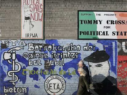 Un muro de Belfast con leyendas alusivas a ETA y a un preso del IRA para el que se pide un estatus político.