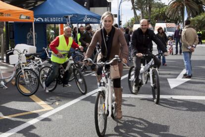 La alcaldesa de Alicante, Sonia Castedo, ayer durante la inauguración de Cliclovía.