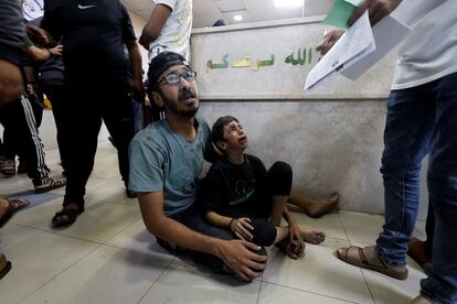 Un hombre y un niño heridos esperan ser atendidos en el hospital de Nasser, este sábado en Jan Yunis.