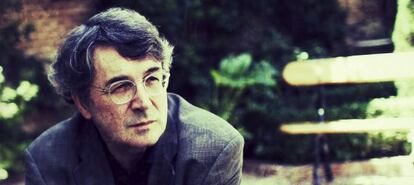 Andrés Trapiello fotografiado en el jardín del Museo Romántico, donde hace 30 años escribió La vida fácil.