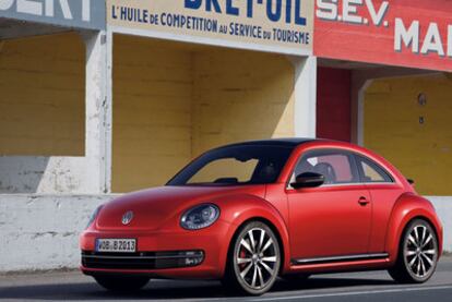 Más grande que el actual, el Beetle 2011 presenta una línea casi de cupé y se ofrecerá con dos acabados: Design y Sport (en la fotografía).