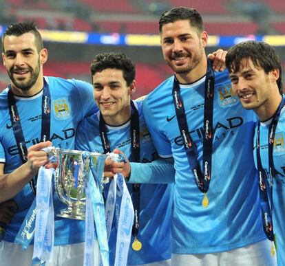 Negredo, Navas, Javi García y Silva posan con la Copa de la Liga inglesa