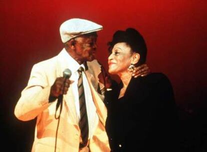 Ibrahim Ferrer y Omara Portuondo, en una escena de <i>Buena Vista Social Club. </i>