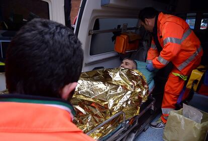 Una de las personas rescatadas del barco es transportada en ambulancia después de llegar al puerto italiano de Bari a bordo del carguero de bandera de Singapur Siprit of Piraeus. Muchos de los supervivientes del ferri siniestrado presentaban síntomas de hipotermia después de pasar horas expuestos al temporal y al frío de la noche.