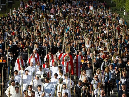 Miles de personas participan este jueves en la romería al monasterio de la Santa Faz de Alicante para venerar uno de los pliegues que usó la Verónica para secar el rostro de Jesucristo en su camino al monte Calvario, una tradición que se repite desde 1489.