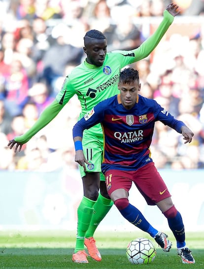 Yoda, del Getafe, intenta evitar la jugada del barcelonista Neymar.