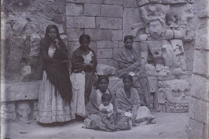 Um grupo de mulheres em Copán, Honduras. As imagens mais antigas das ruínas de Palenque, Chichen Itza ou Yaxchilan, visitadas todos os anos por milhões de turistas, foram tiradas por Alfred Maudslay.