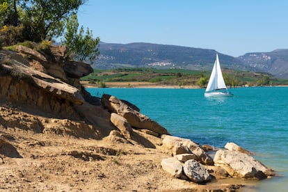 Velero en el embalse de Alloz (Navarra)