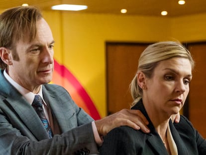 Bob Odenkirk y Rhea Seahorn en 'Better Call Saul'.