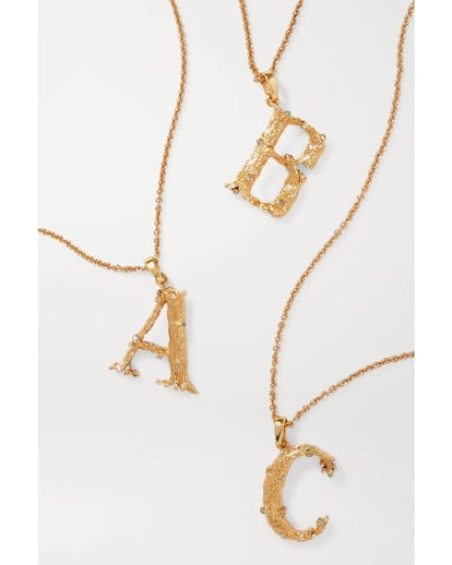 Oscar de la Renta.

Con una tipografía barroca sobre chapado en oro, el alfabeto-joya que propone la marca afincada en Nueva York añade en cada pieza diminutos cristales de Swarovski para captar la luz sutilmente.