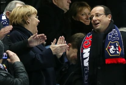 Hollande y Merke, durante el partido entre Francia y Alemania