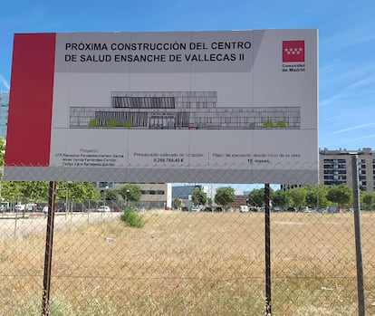 Valla anunciando un nuevo centro de salud en el Ensanche de Vallecas, en una imagen tomada a principios de 2023 por Vecinos y vecinas de barrios y pueblos de Madrid.