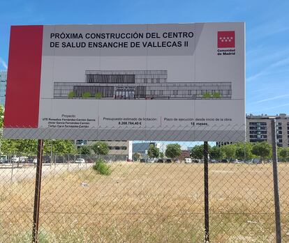 Valla anunciando un nuevo centro de salud en el Ensanche de Vallecas, en una imagen tomada a principios de 2023 por Vecinos y vecinas de barrios y pueblos de Madrid.