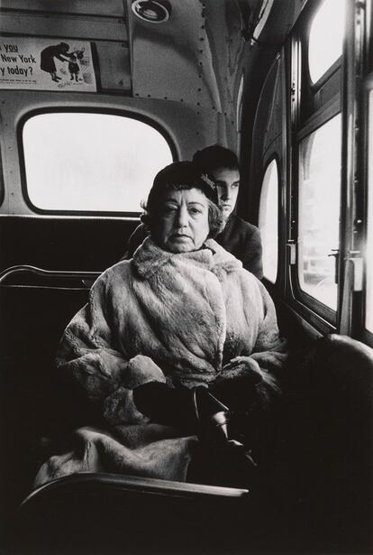 Mujer en un autobús, N.Y.C. 1957