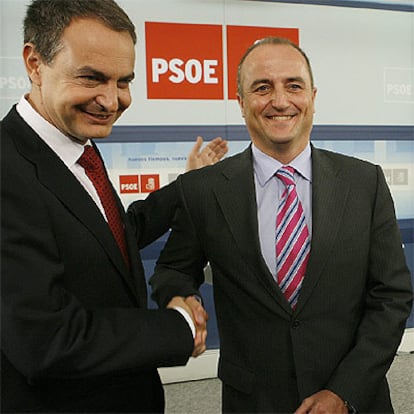 Zapatero estrecha la mano del candidato socialista a la alcaldía de Madrid.