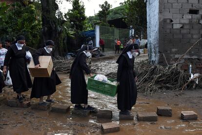 Monjas llevan ayuda humanitaria para ser distribuida entre las víctimas del deslizamiento de tierra.