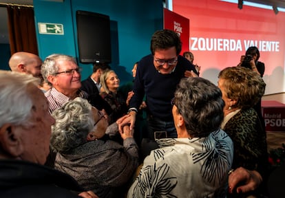 El nuevo secretario general del PSOE de Madrid, Óscar López, junto a varios militantes, en el acto de este miércoles.