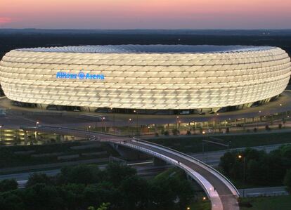 <p>El Bayern de Múnich o la Selección Alemana de Fútbol. Según asegura la marca holandesa "se ahorran más de un 60% electricidad y unas 362 toneladas de CO2 en comparación con la tecnología anterior de lámparas fluorescentes. "El mantenimiento y los costes operativos también son menores: los LED tienen una vida útil media de 80.000 horas de funcionamiento", afirman.</p>