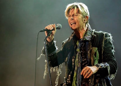 Su última actuación en directo fue en Nueva York en 2006. Con sus discos, sus apariciones cinematográficas y sus looks, David Bowie deja una huella imborrable en la música y en la cultura popular del último medio siglo.