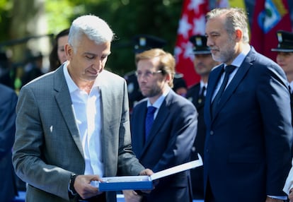 Francisco Javier Barroso tras recibir el galardón de manos del alcalde de Madrid, José Luis Martínez-Almeida.