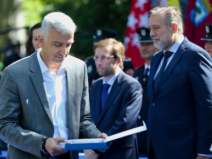 Francisco Javier Barroso tras recibir el galardón de manos del alcalde de Madrid, José Luis Martínez-Almeida.