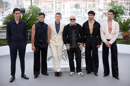 El elenco de 'Extraña forma de vida' casi al completo. George Steane, Jason Fernández, Ethan Hawke, Pedro Almodovar (director), José Condessa y Manu Ríos. Se ha echado de menos a Pedro Pascal.