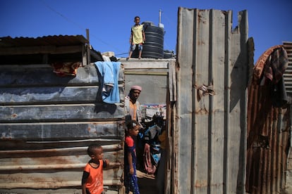 Niños palestinos juegan en Beit Lahia, en el norte de Gaza, el pasado septiembre.