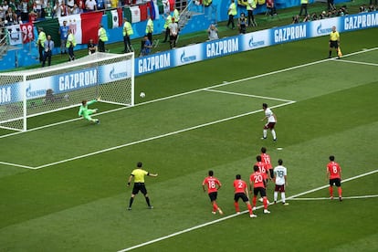 El jugador mexicano Carlos Vela marca el primer gol de México.