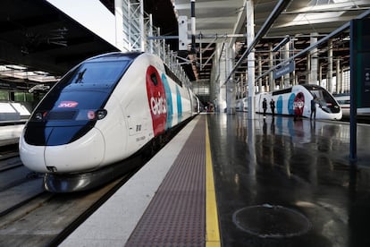 Trenes de Ouigo preparados en la estación de Atocha de Madrid.