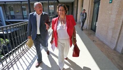 El concejal de Hacienda, Silvestre Senent y la alcaldesa, Rita Barberá, en el edificio de Tabacalera.