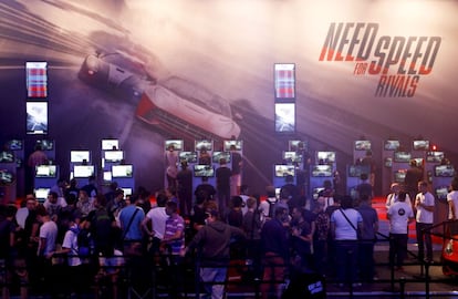 Visitantes jugando al Need for Speed Rivals