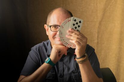 Nacho Ares con una baraja de cartas