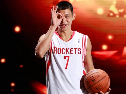 Jeremy Lin fotografiado en 2013, cuando formaba parte de los Houston Rockets, en el Toyota Center de Houston.
