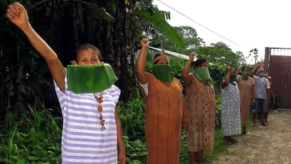 Miembros de los grupos étnicos Shipibo y Ese'Ejja levantan los puños para protestar por la falta de apoyo en de la pandemia en Madre de Dios, Perú, en la cuenca del sur del Amazonas.