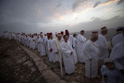 Miembros de la comunidad samaritana se congregan al amanecer para realizar una oración especial en lengua hebrea con motivo de la festividad judía de los Tabernáculos o Sucot, en el monte sagrado Gerizim (Palestina), el 23 de octubre de 2018. El Sucot conmemora los 40 años que, según los textos sagrados, el pueblo judío vivió en el desierto, tras ser liberados de la esclavitud en Egipto.