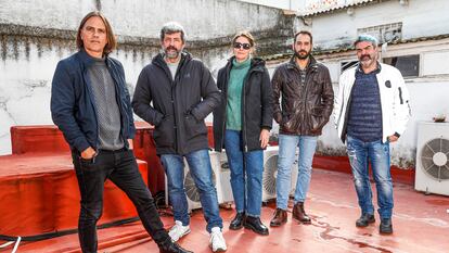 El guionista Rafael Cobos, el director Alberto Rodríguez, la directora de producción Manuela Ocón, el actor Jesús Carroza y el productor Gervasio Iglesias, el equipo de la película 'Modelo 77', reunidos este martes en Sevilla.