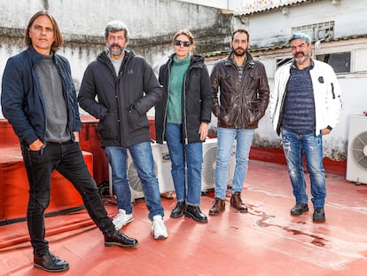 El guionista Rafael Cobos, el director Alberto Rodríguez, la directora de producción Manuela Ocón, el actor Jesús Carroza y el productor Gervasio Iglesias, el equipo de la película 'Modelo 77', reunidos este martes en Sevilla.