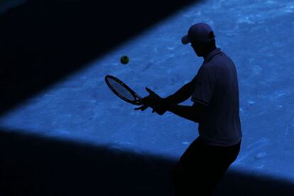 El tenista estadounidense John Isner golpea la bola ante el croata Marin Cilic.